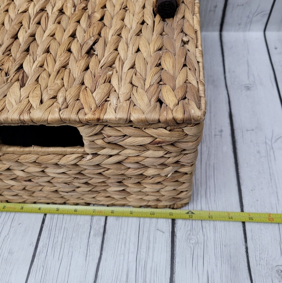 Natural Hyacinth Basket with Lid and Wooden Handle - Picture 9 of 9
